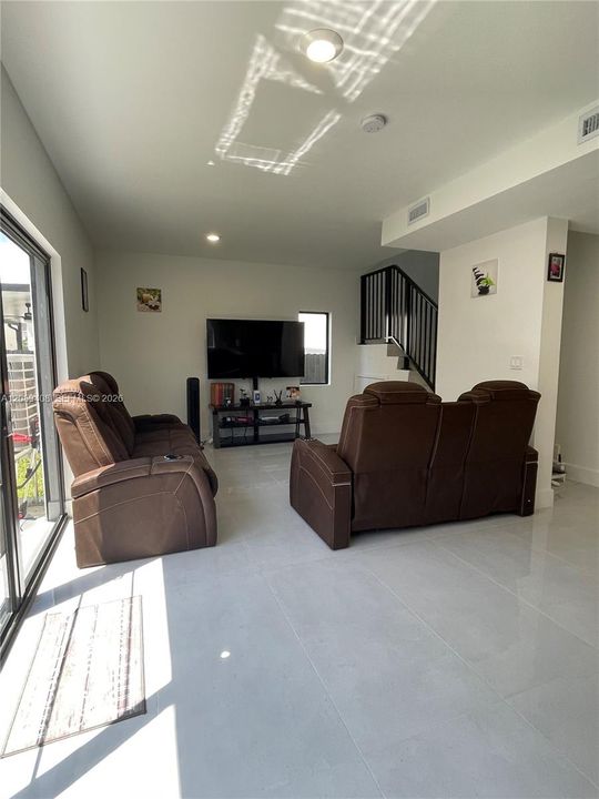 For Sale: $565,000 (5 beds, 3 baths, 1810 Square Feet)