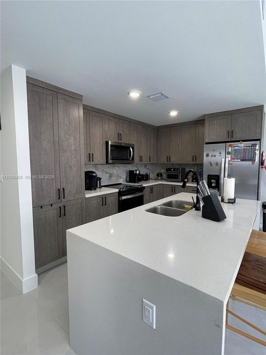 For Sale: $565,000 (5 beds, 3 baths, 1810 Square Feet)