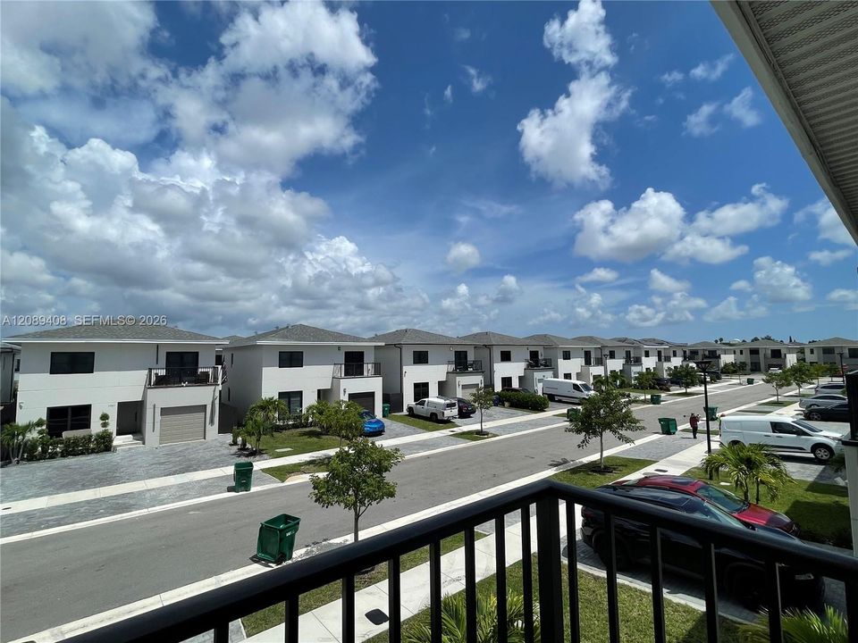 For Sale: $565,000 (5 beds, 3 baths, 1810 Square Feet)