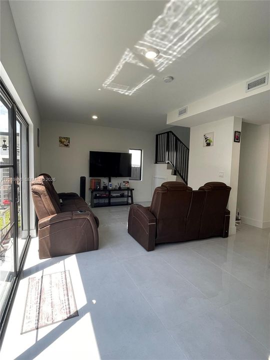 For Sale: $565,000 (5 beds, 3 baths, 1810 Square Feet)