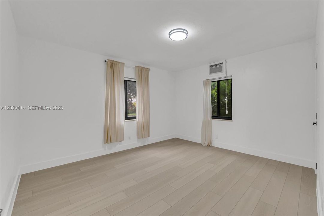 For Sale: $649,900 (2 beds, 1 baths, 1407 Square Feet)