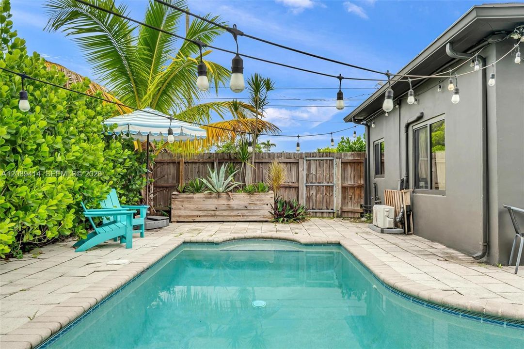 For Sale: $649,900 (2 beds, 1 baths, 1407 Square Feet)