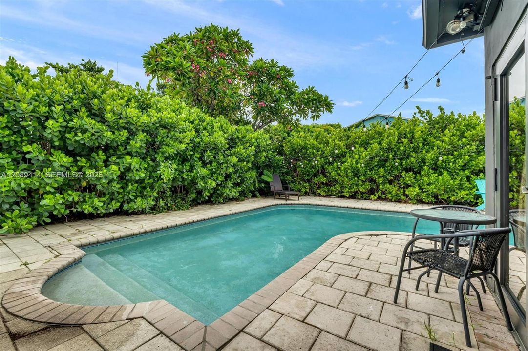 For Sale: $649,900 (2 beds, 1 baths, 1407 Square Feet)