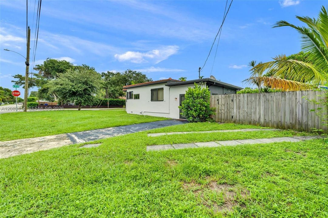 For Sale: $649,900 (2 beds, 1 baths, 1407 Square Feet)