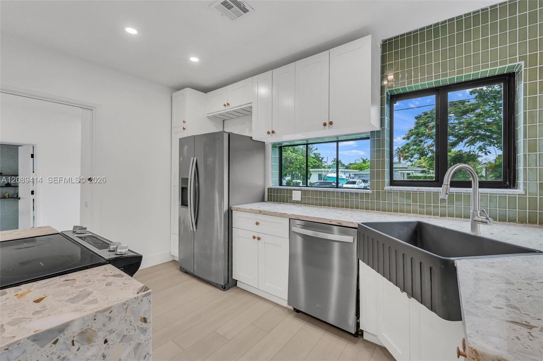 For Sale: $649,900 (2 beds, 1 baths, 1407 Square Feet)