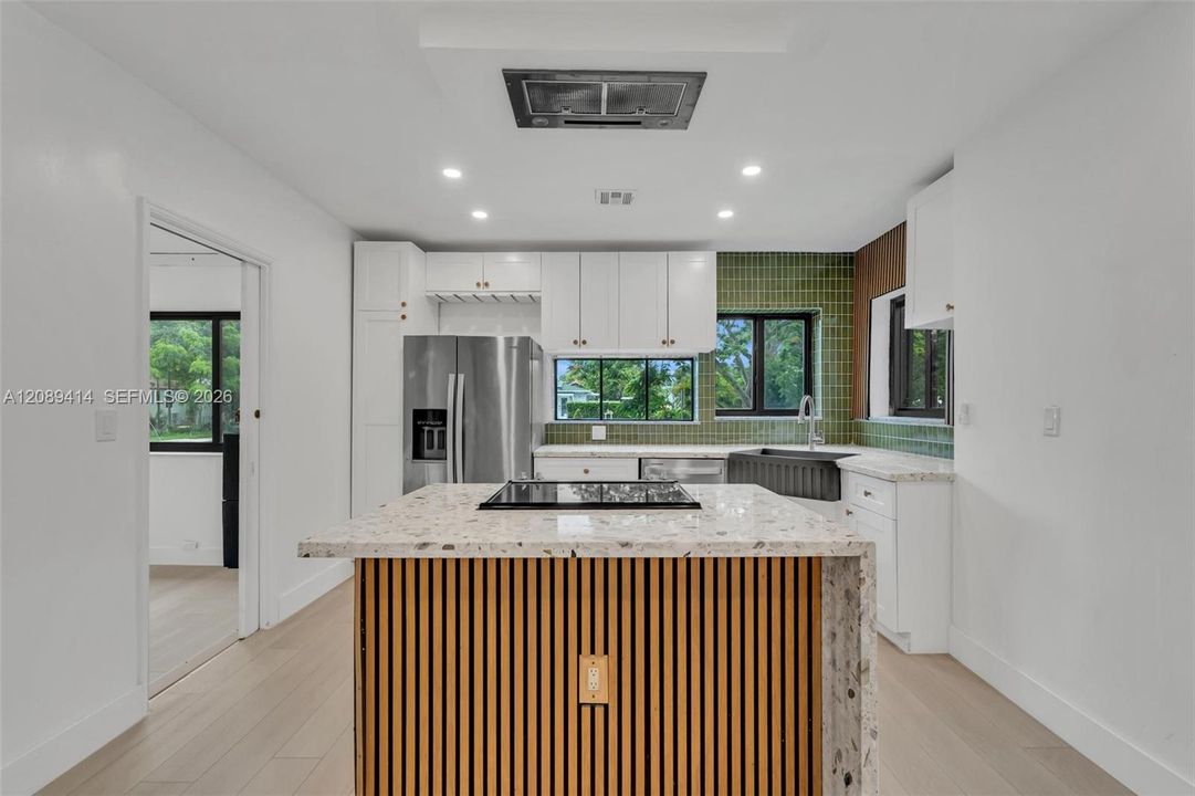 For Sale: $649,900 (2 beds, 1 baths, 1407 Square Feet)