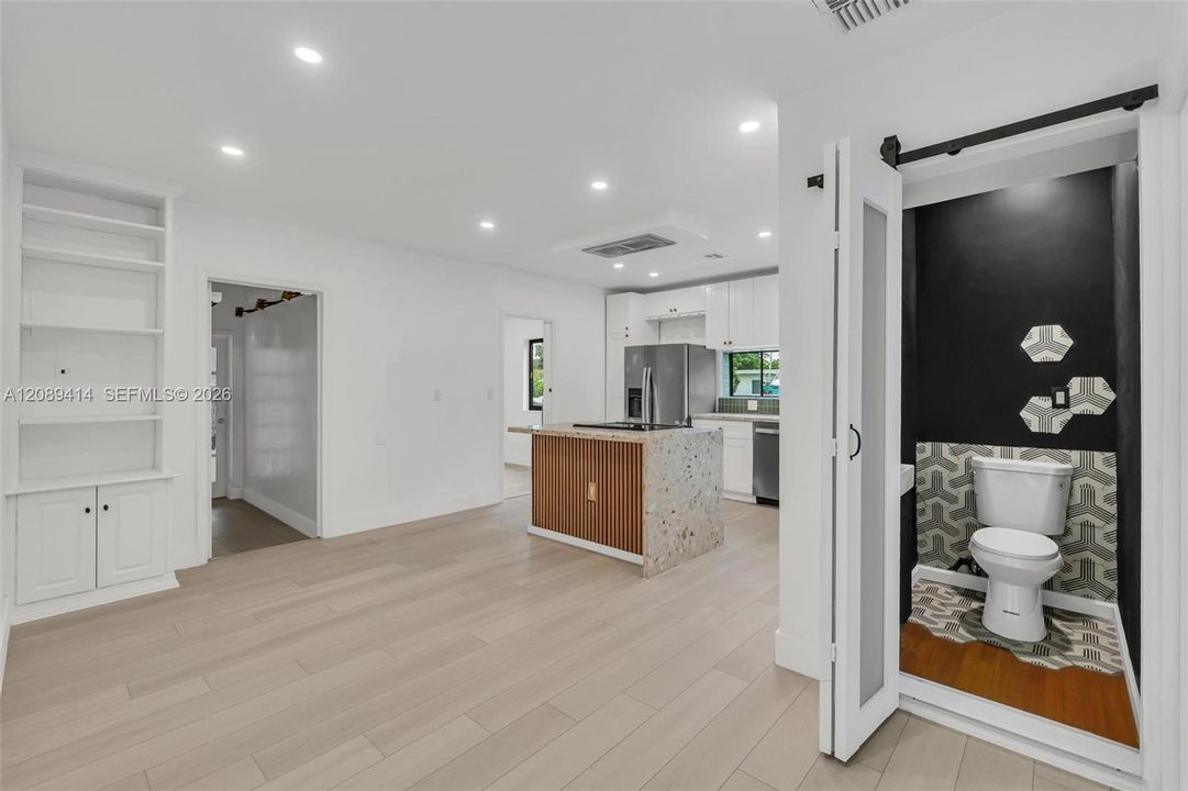For Sale: $649,900 (2 beds, 1 baths, 1407 Square Feet)