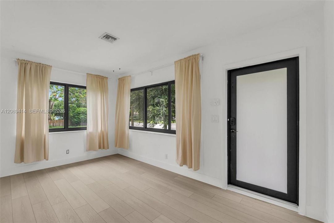For Sale: $649,900 (2 beds, 1 baths, 1407 Square Feet)