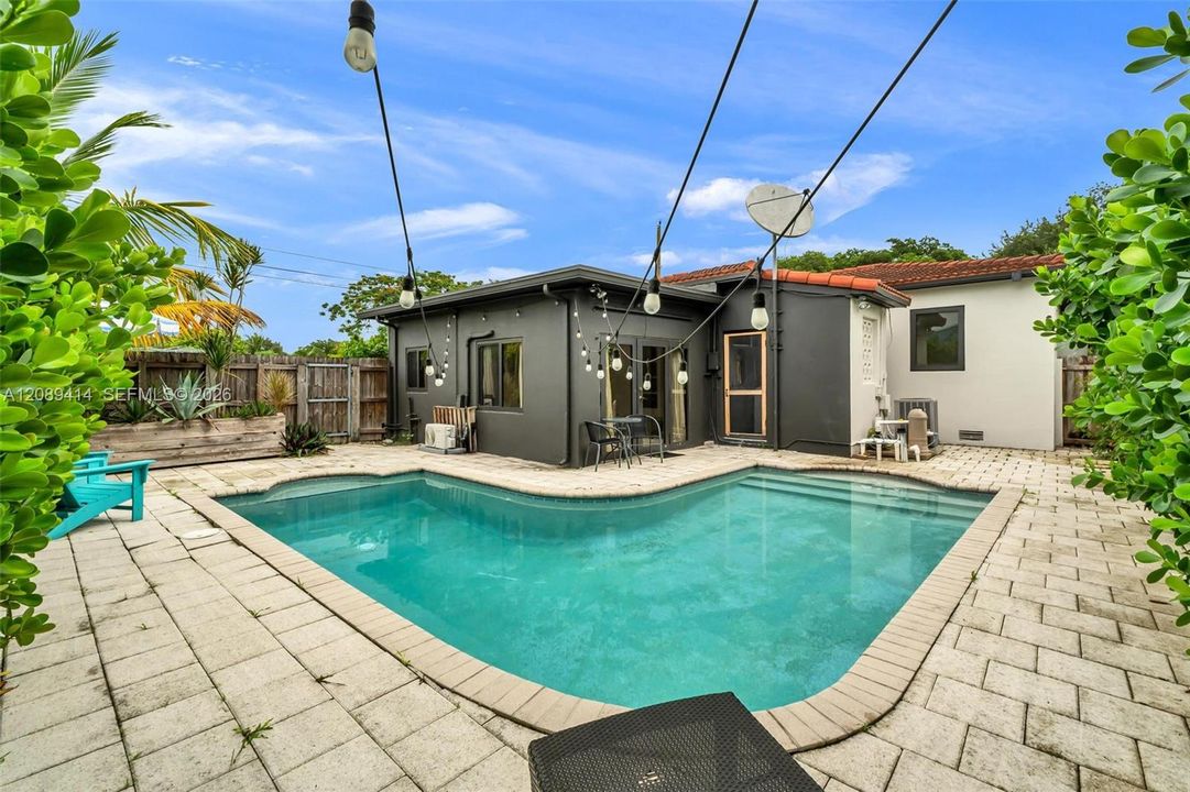 For Sale: $649,900 (2 beds, 1 baths, 1407 Square Feet)
