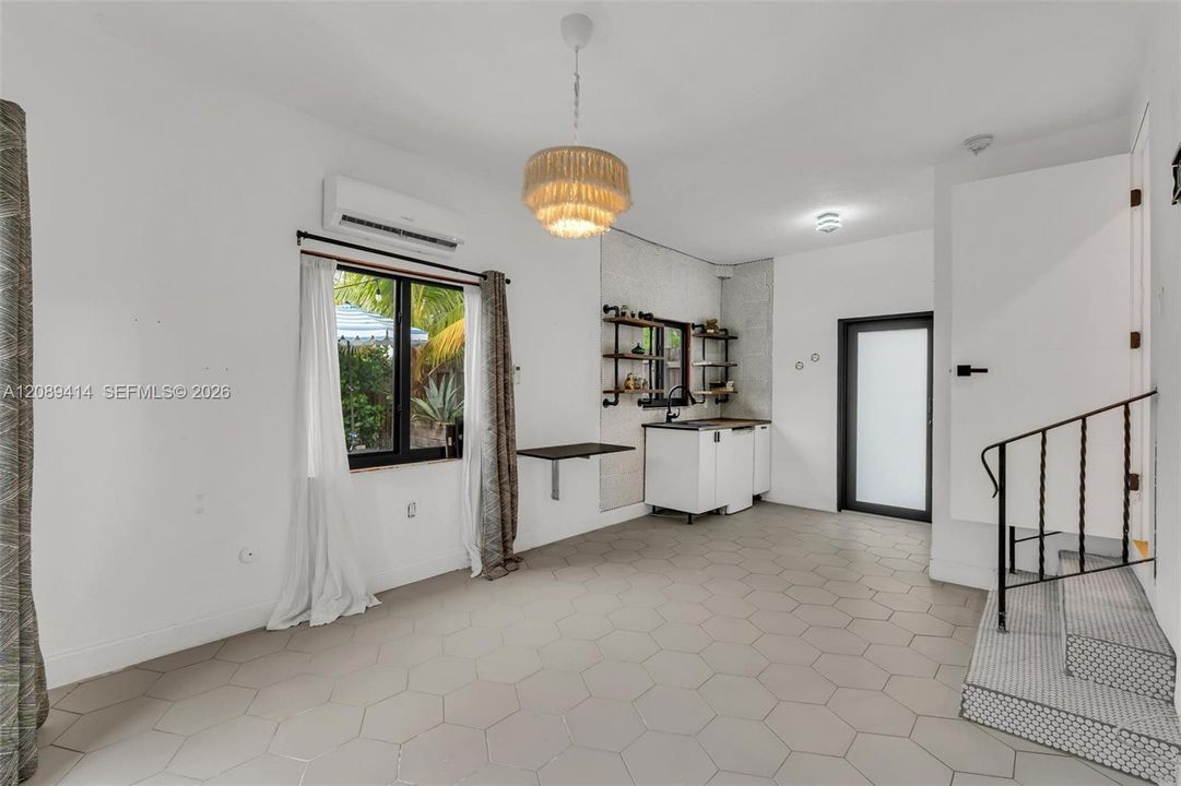 For Sale: $649,900 (2 beds, 1 baths, 1407 Square Feet)