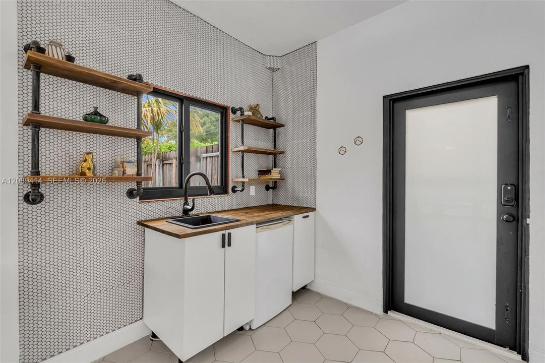 For Sale: $649,900 (2 beds, 1 baths, 1407 Square Feet)
