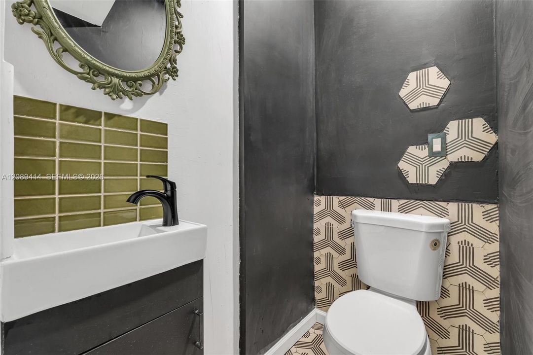 For Sale: $649,900 (2 beds, 1 baths, 1407 Square Feet)