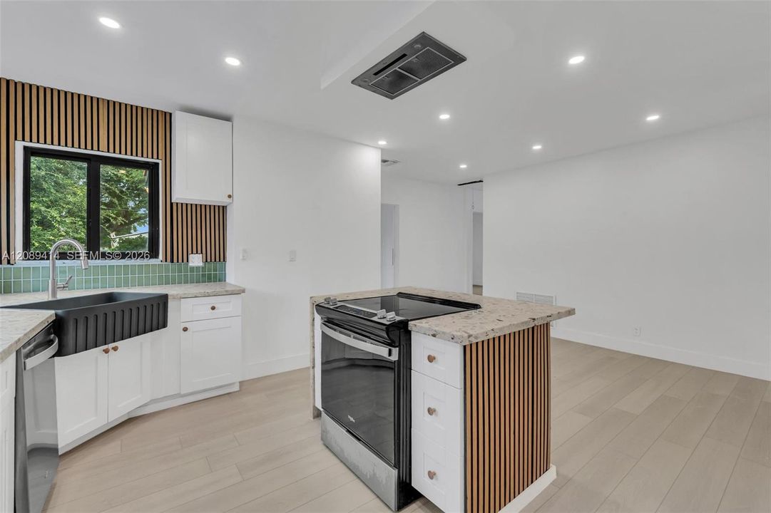 For Sale: $649,900 (2 beds, 1 baths, 1407 Square Feet)