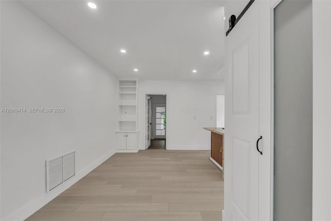 For Sale: $649,900 (2 beds, 1 baths, 1407 Square Feet)