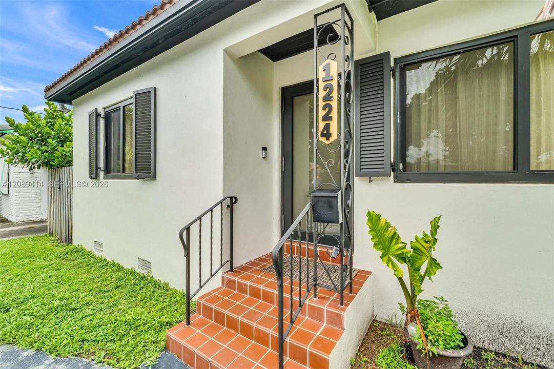 For Sale: $649,900 (2 beds, 1 baths, 1407 Square Feet)