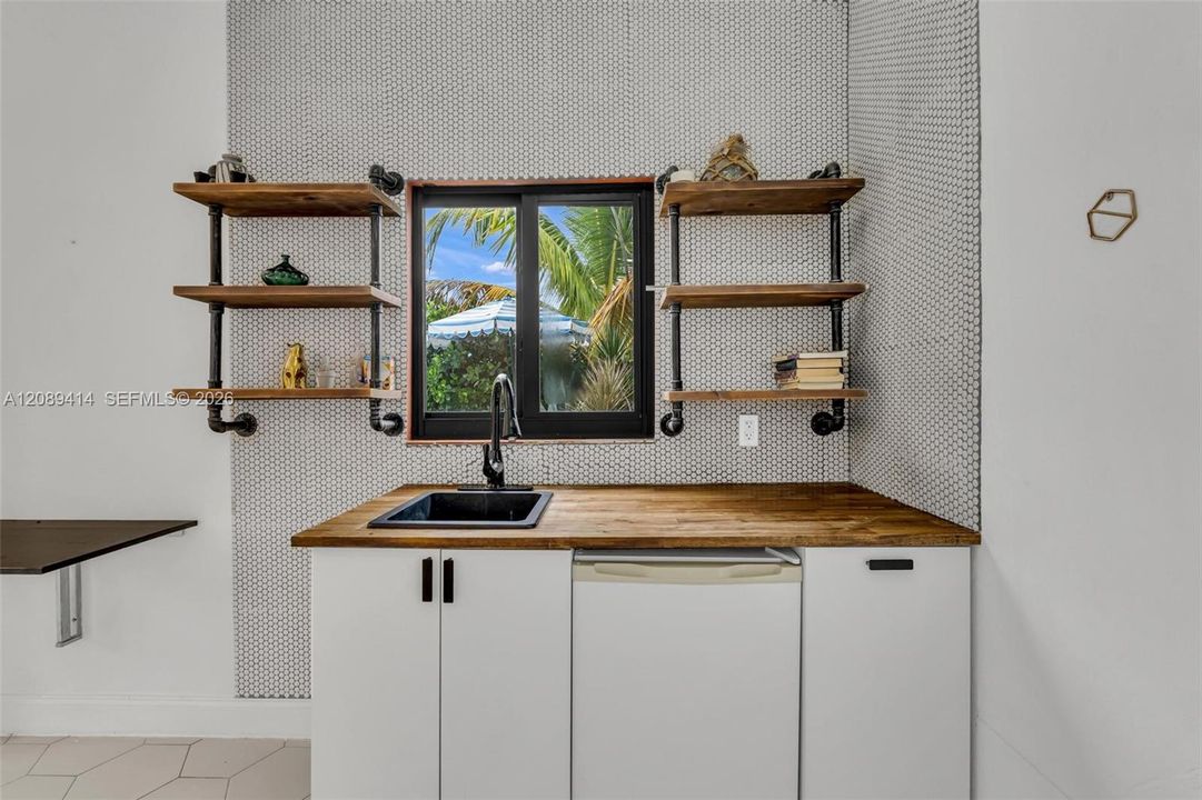For Sale: $649,900 (2 beds, 1 baths, 1407 Square Feet)