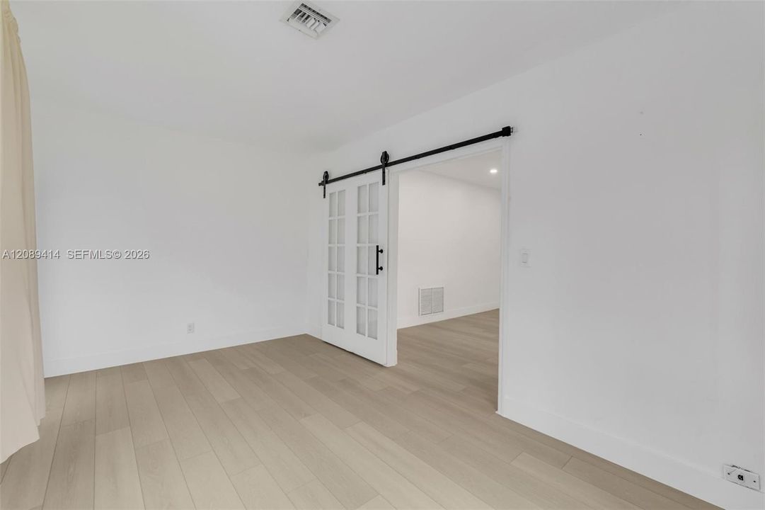 For Sale: $649,900 (2 beds, 1 baths, 1407 Square Feet)