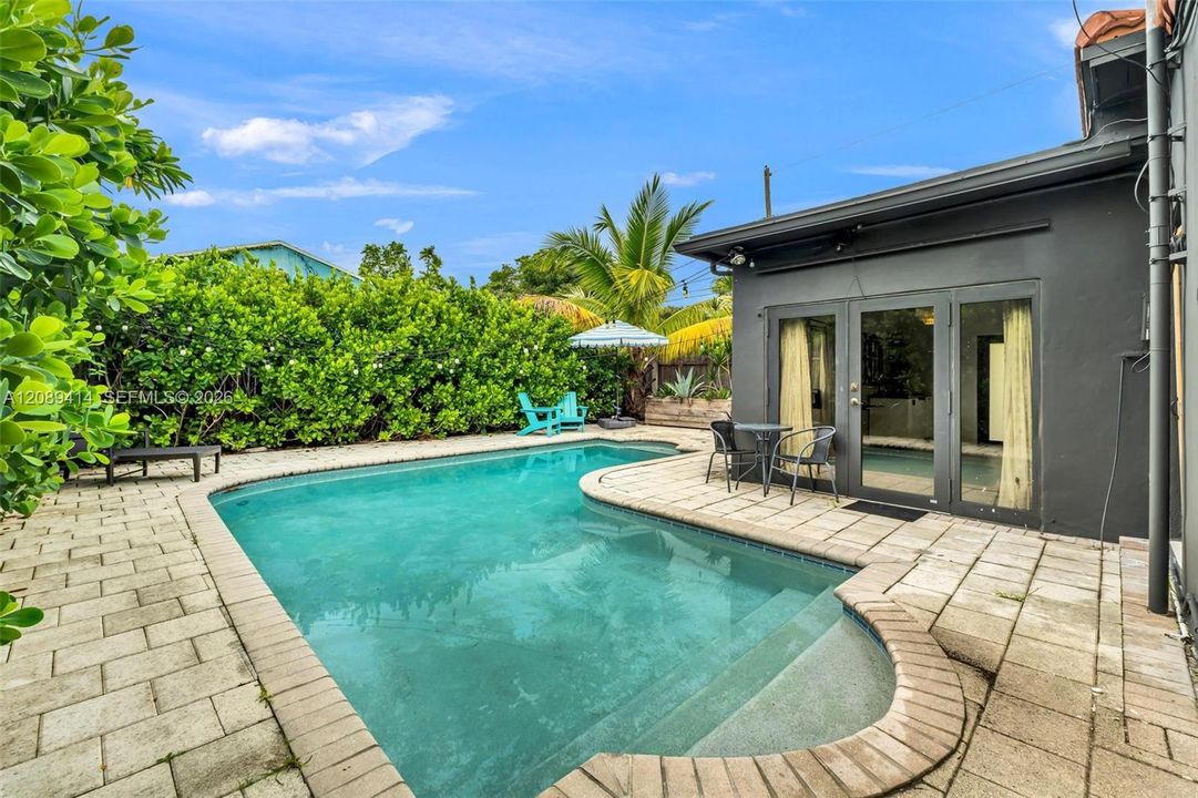 For Sale: $649,900 (2 beds, 1 baths, 1407 Square Feet)