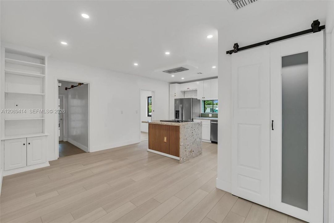 For Sale: $649,900 (2 beds, 1 baths, 1407 Square Feet)