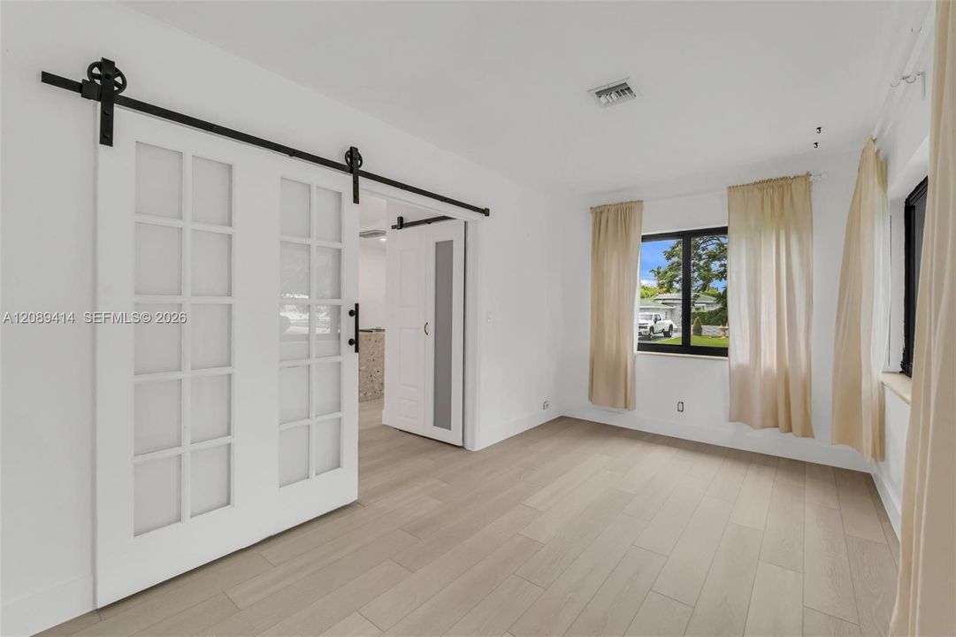 For Sale: $649,900 (2 beds, 1 baths, 1407 Square Feet)