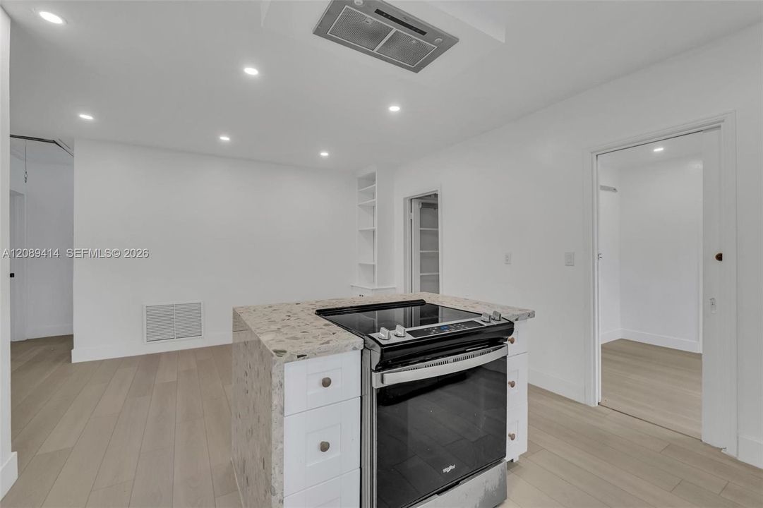 For Sale: $649,900 (2 beds, 1 baths, 1407 Square Feet)