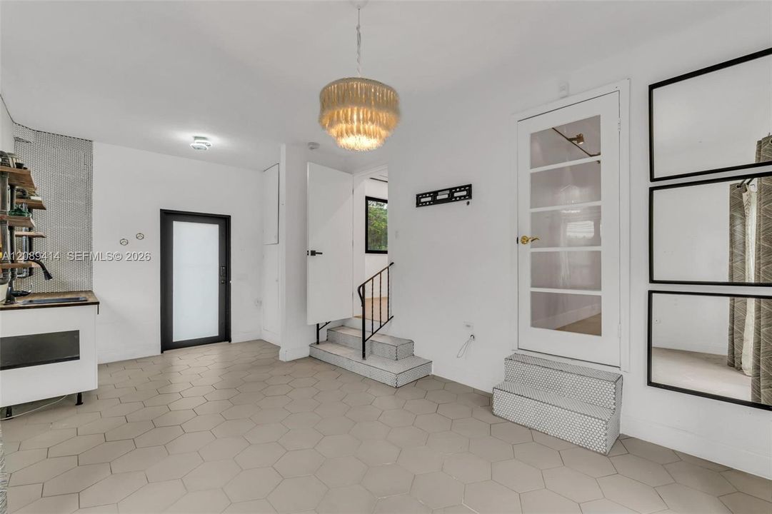 For Sale: $649,900 (2 beds, 1 baths, 1407 Square Feet)
