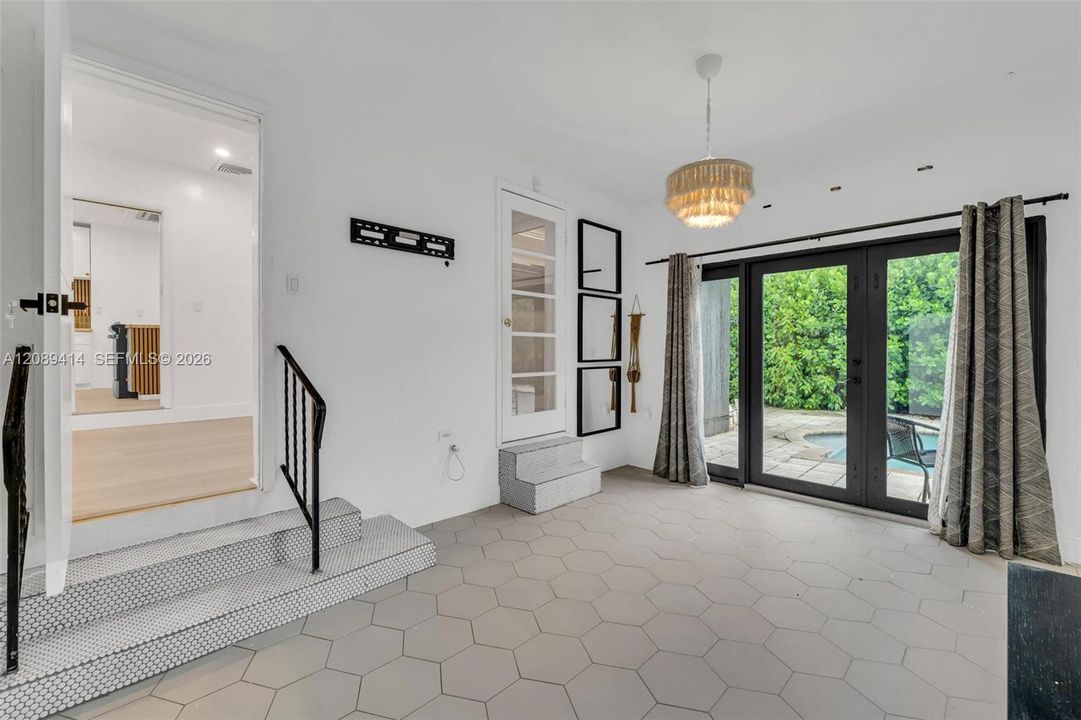 For Sale: $649,900 (2 beds, 1 baths, 1407 Square Feet)