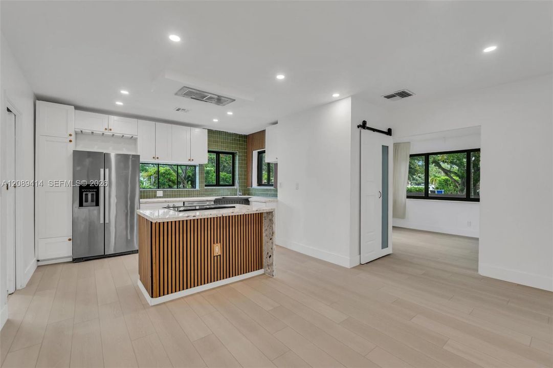 For Sale: $649,900 (2 beds, 1 baths, 1407 Square Feet)