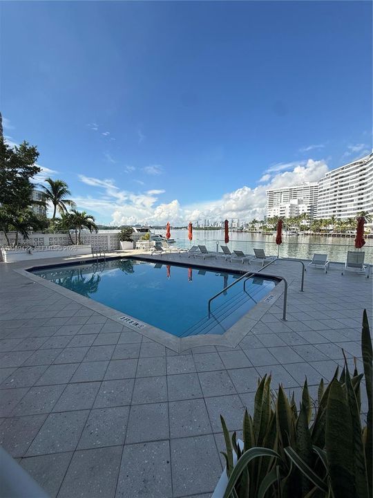 For Sale: $749,000 (2 beds, 2 baths, 1054 Square Feet)