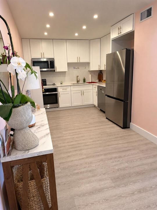For Sale: $749,000 (2 beds, 2 baths, 1054 Square Feet)