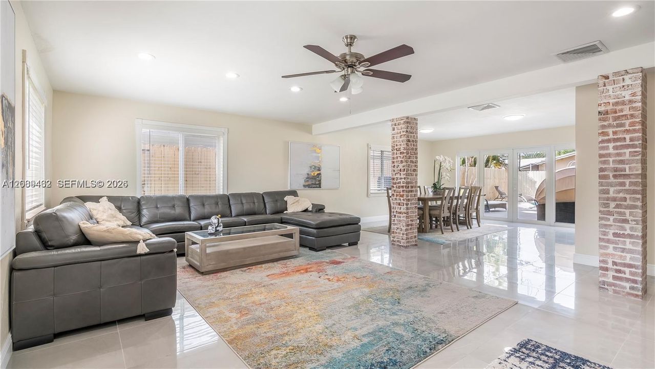En Venta: $950,000 (4 camas, 3 baños, 2188 Pies cuadrados)