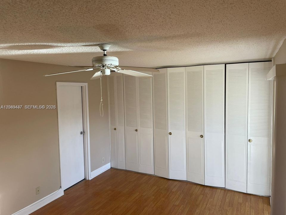For Sale: $135,000 (1 beds, 1 baths, 726 Square Feet)