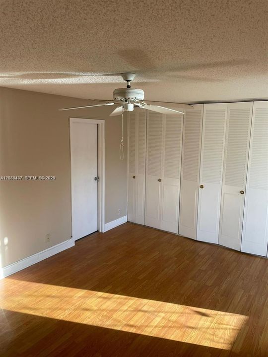 For Sale: $135,000 (1 beds, 1 baths, 726 Square Feet)