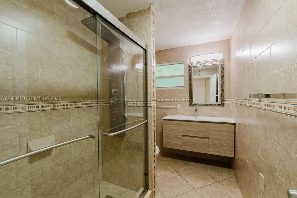 For Rent: $2,700 (3 beds, 1 baths, 1075 Square Feet)