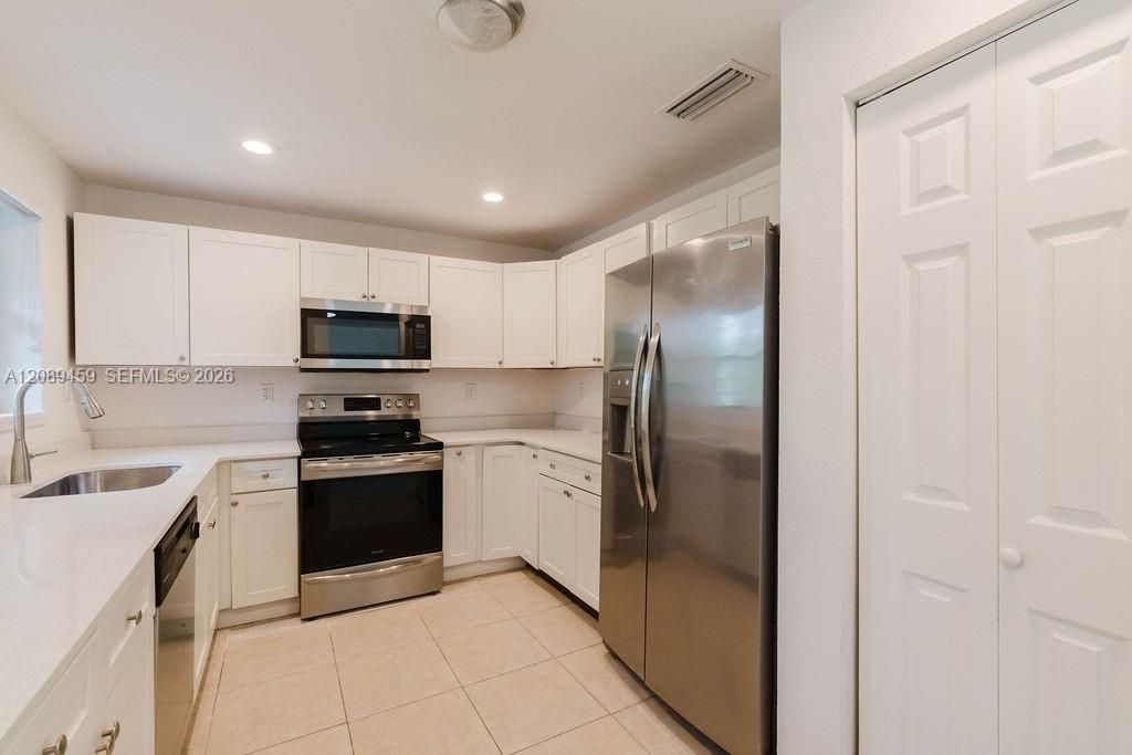 For Rent: $2,700 (3 beds, 1 baths, 1075 Square Feet)