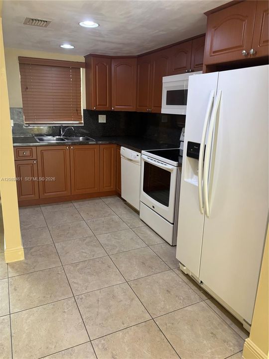 For Sale: $255,000 (1 beds, 1 baths, 922 Square Feet)