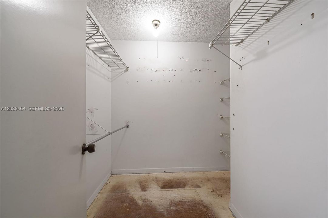 En Venta: $159,900 (4 camas, 2 baños, 2020 Pies cuadrados)