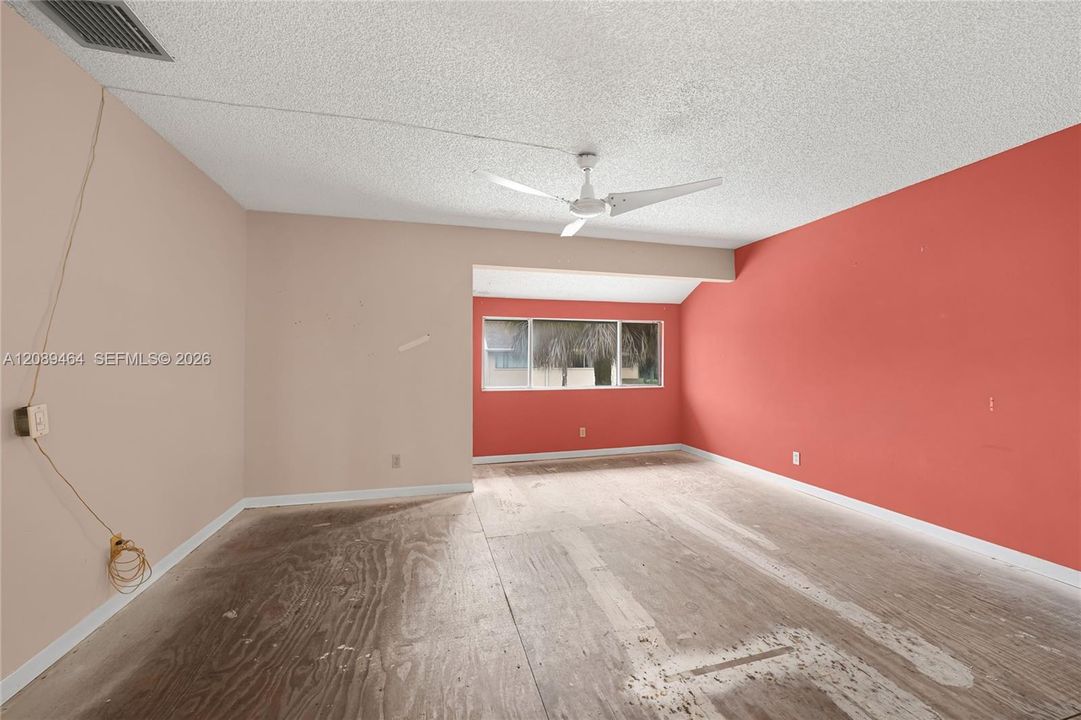 En Venta: $159,900 (4 camas, 2 baños, 2020 Pies cuadrados)