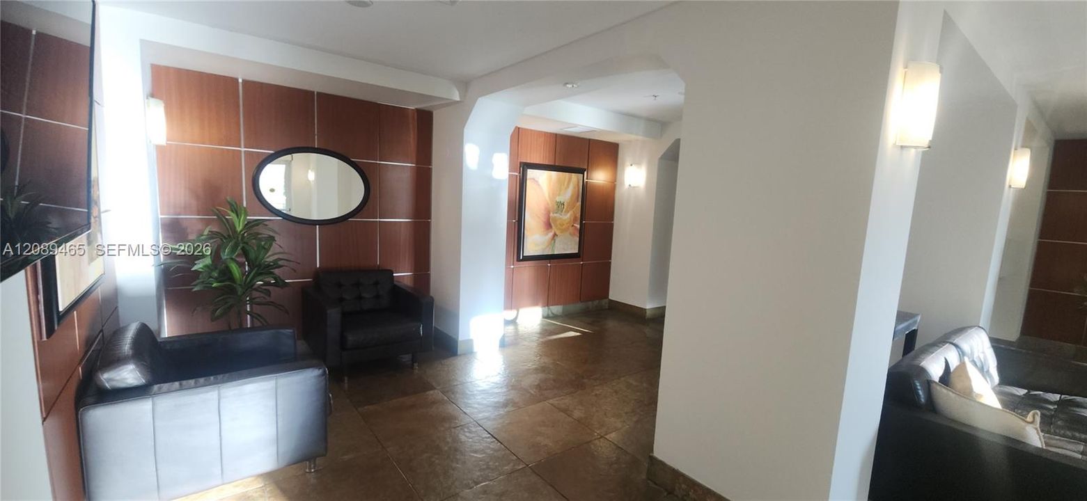 For Sale: $389,000 (2 beds, 2 baths, 1052 Square Feet)
