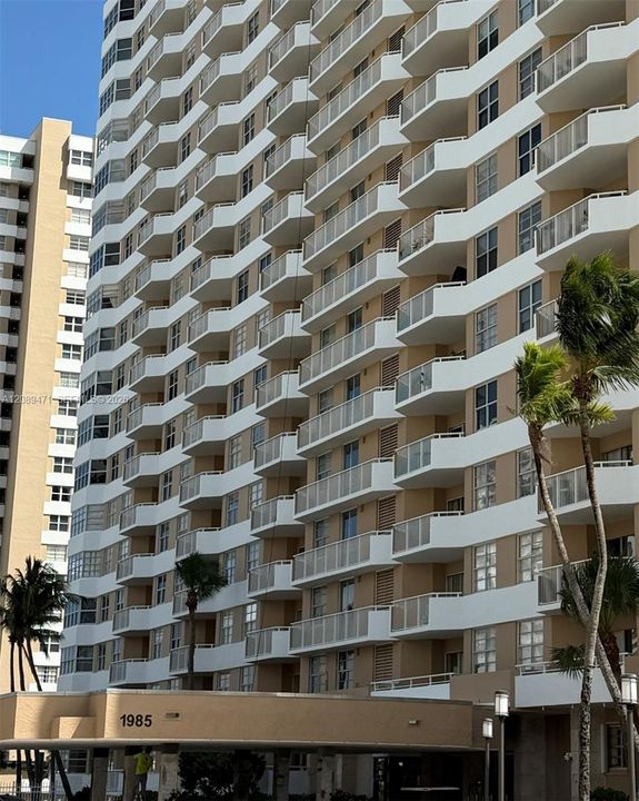 For Rent: $2,900 (2 beds, 2 baths, 1240 Square Feet)