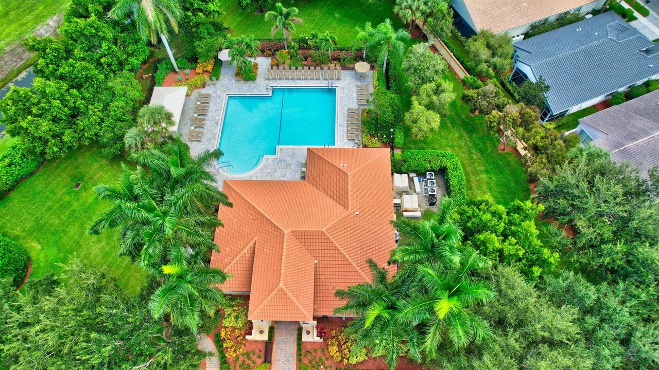 Fitness center w pool