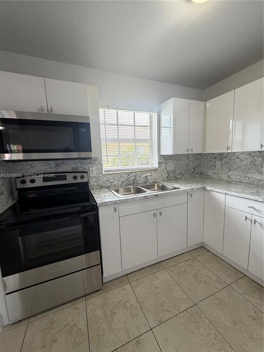 В аренду: $2,550 (2 спален, 1 ванн, 800 Квадратных фут)