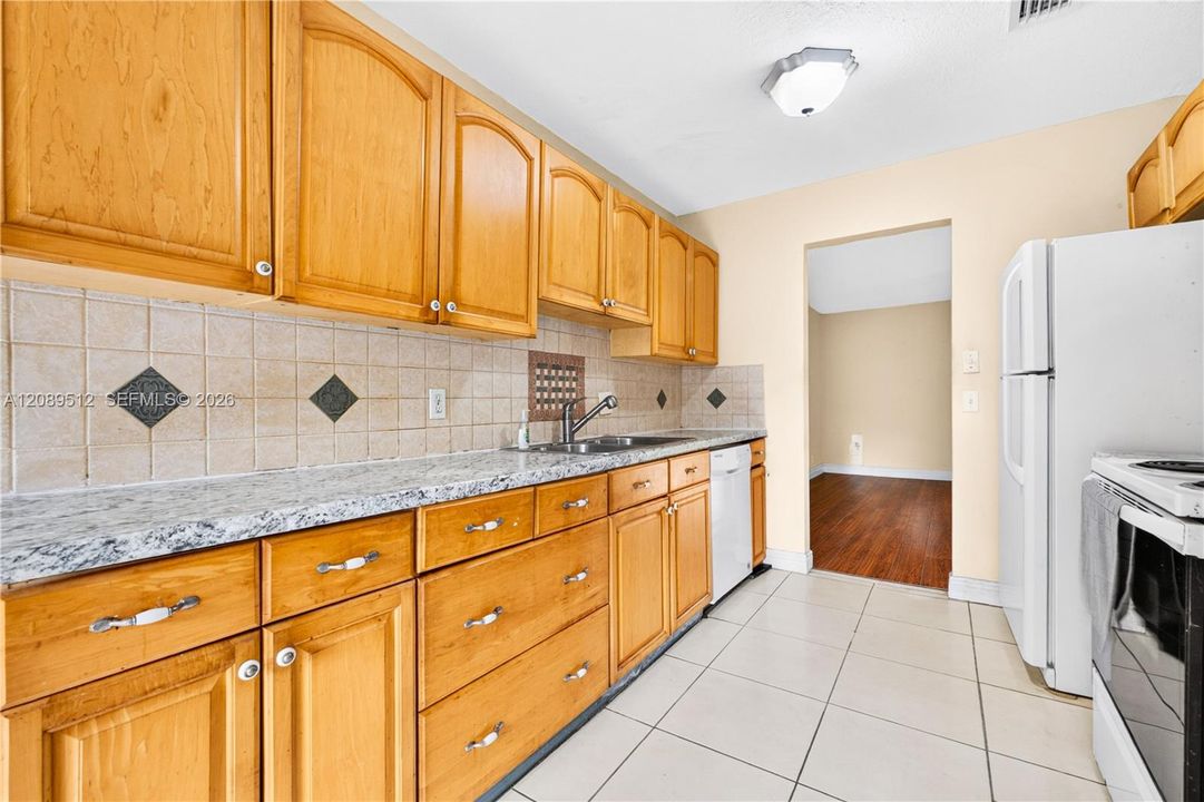 9014 NW 45th Ct, Sunrise, FL 33351 | 3 bedroom, 2.5 bath lakefront townhouse for sale in Sunrise, Florida.