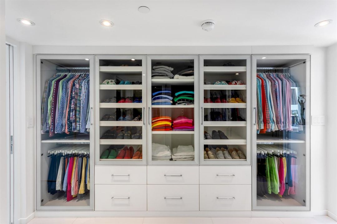 WALK_IN_CLOSET_STRAIGHT_EB