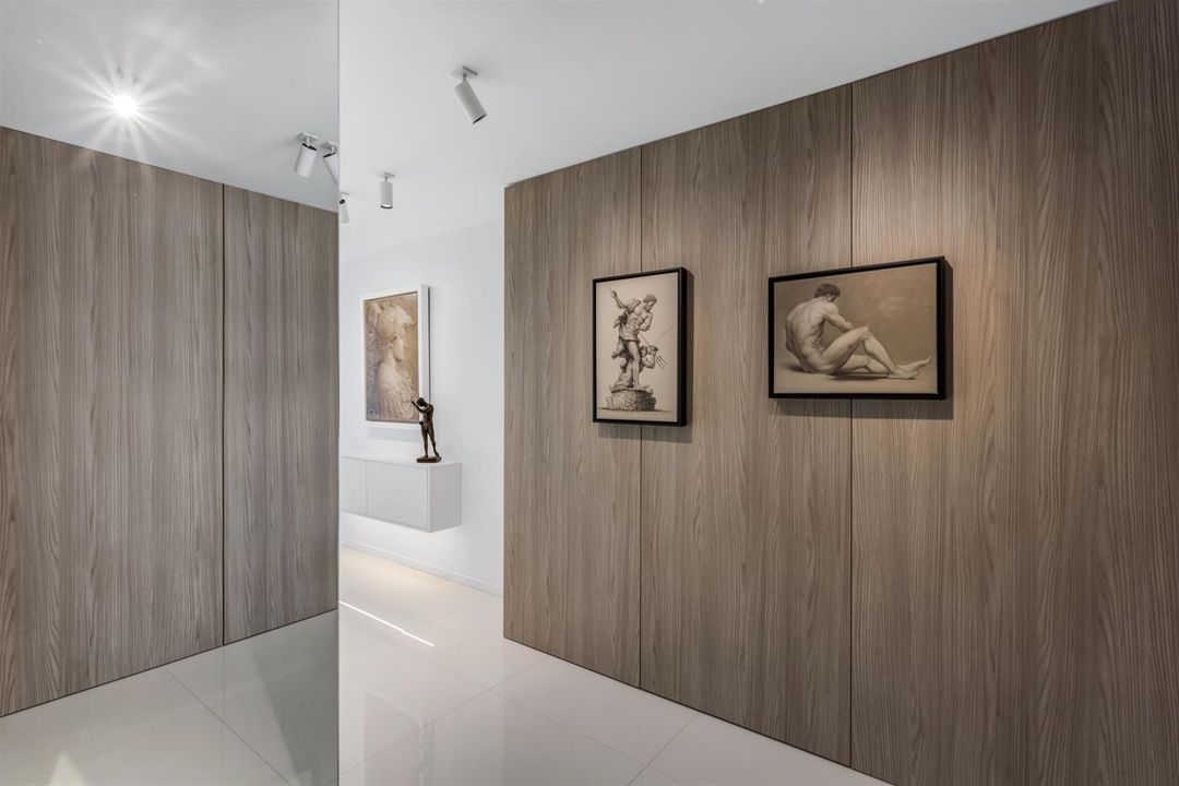 FOYER_ANGLE_EB