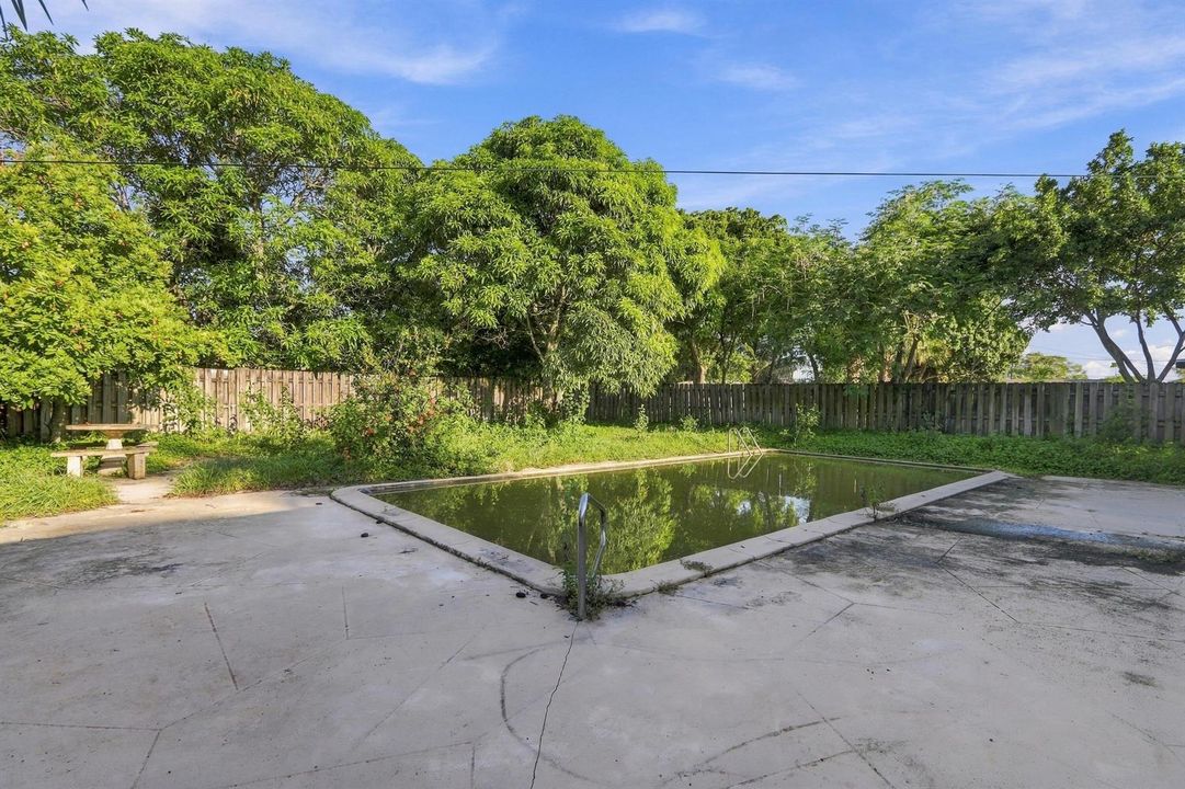 26_26. pool area