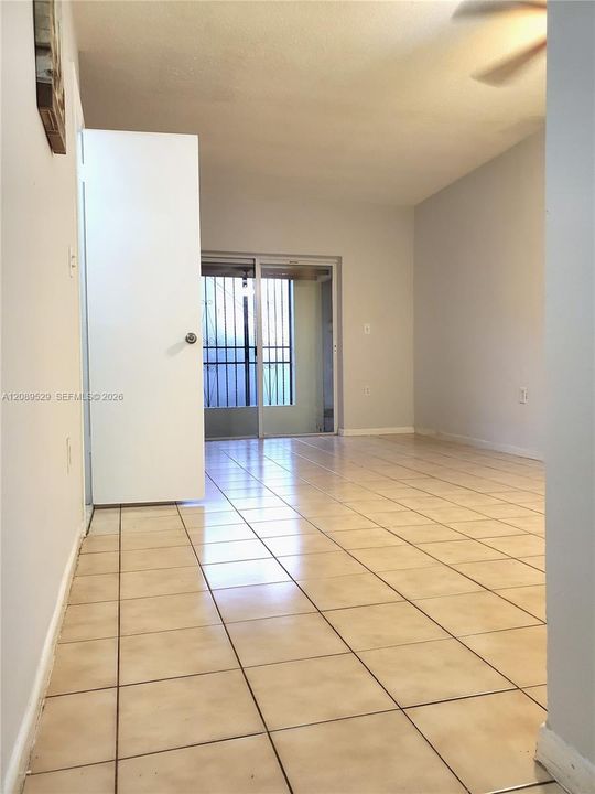 For Rent: $1,800 (2 beds, 1 baths, 783 Square Feet)