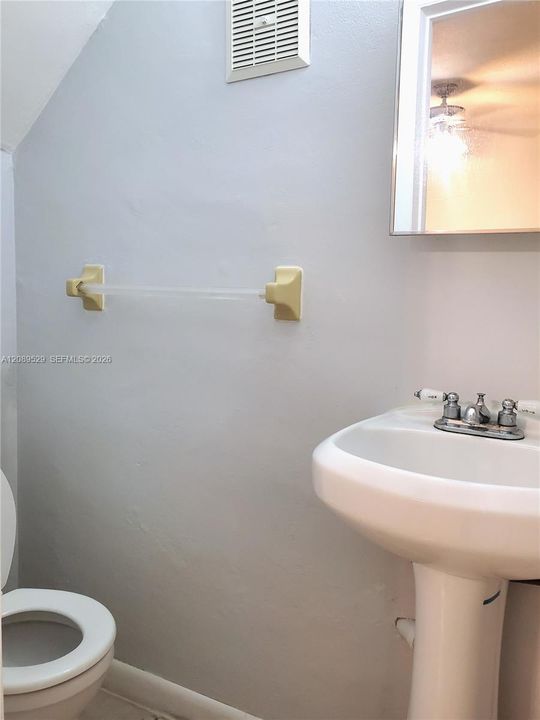For Rent: $1,800 (2 beds, 1 baths, 783 Square Feet)