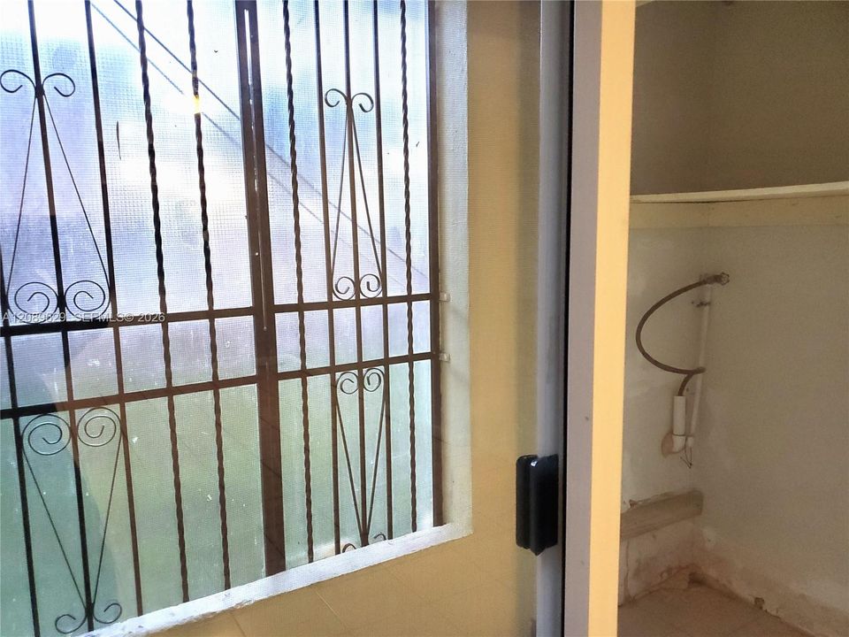 For Rent: $1,800 (2 beds, 1 baths, 783 Square Feet)