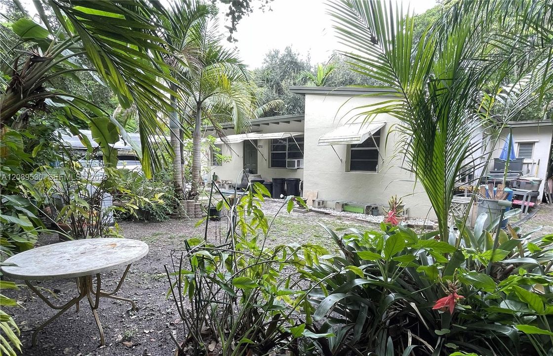 For Sale: $800,000 (3 beds, 2 baths, 1279 Square Feet)